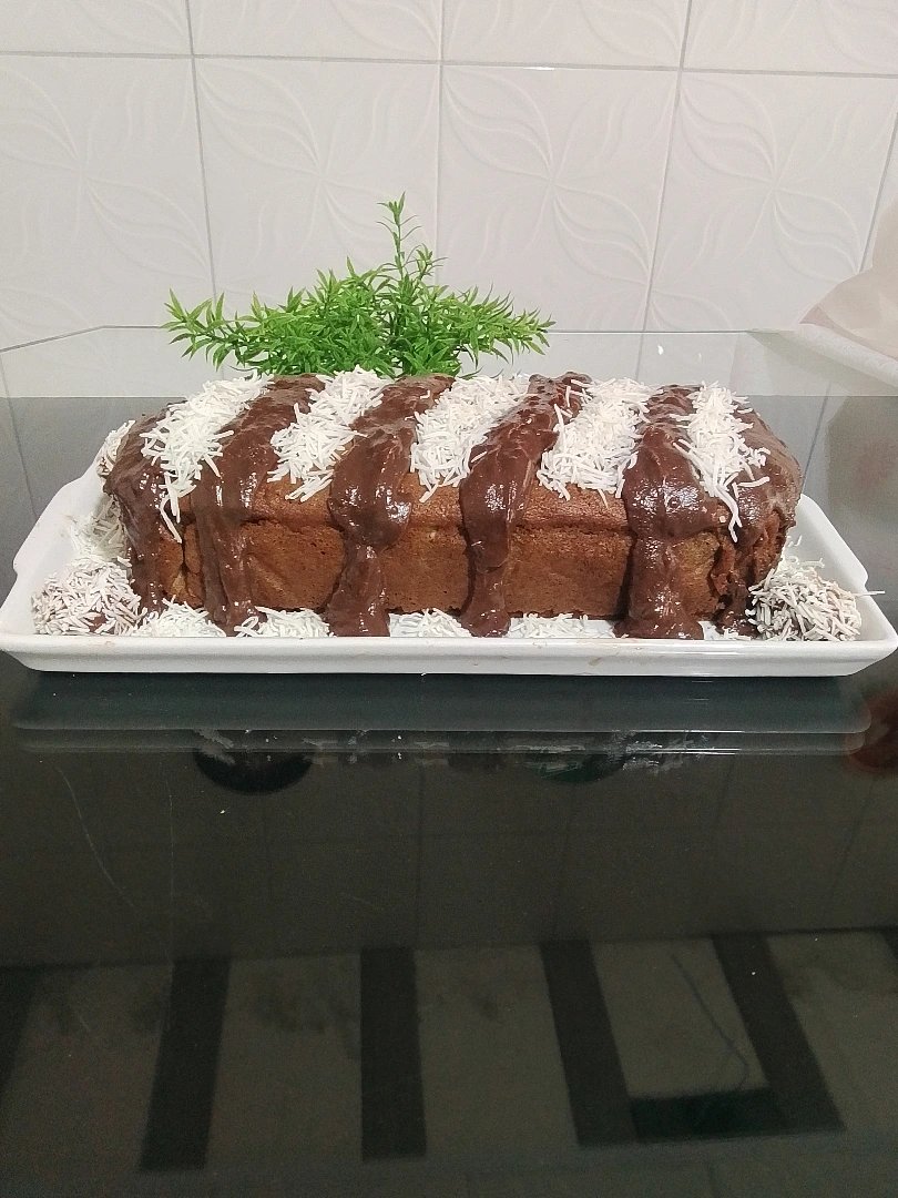 Bolo de chocolate com recheio de coco preparado por Ray das Cozinhas